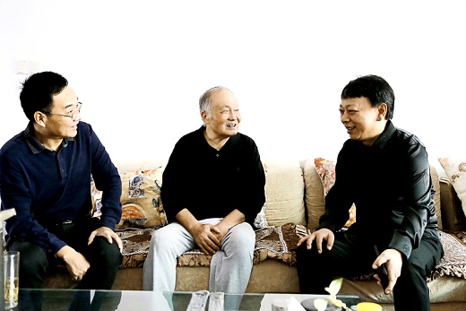 公司領(lǐng)導(dǎo)“雙節(jié)”前走訪(fǎng)慰問(wèn)公司級(jí)退休老干部